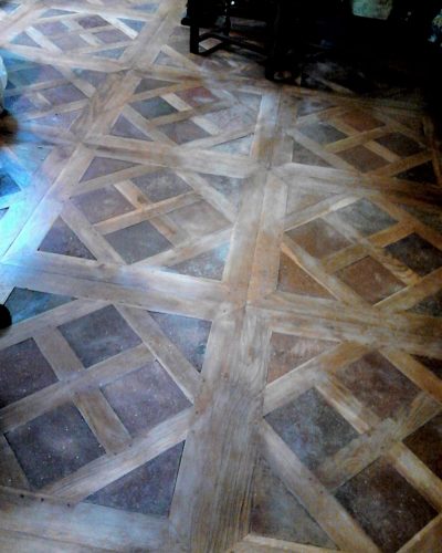 5 Pavimenti con pannelli 87x87x2 maschiati in rovere massello con inserti in cotto